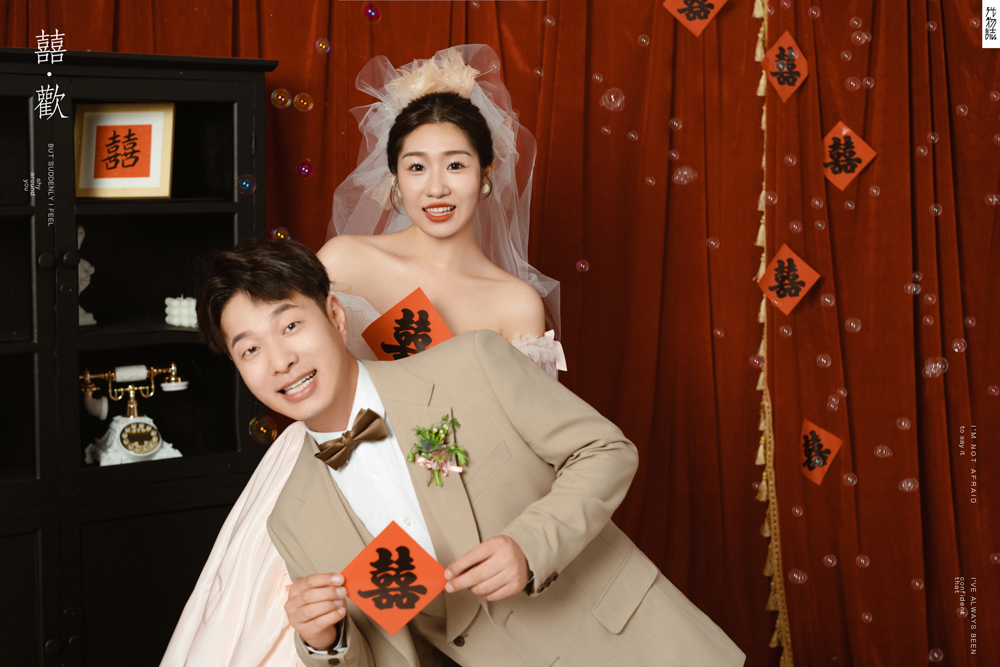 满满狗粮~薛先生薛女士极简棚拍婚纱照、极简棚拍、刘康、六边形战士，不止是沟通，拍摄想法，创造思维样样拿捏。、婚纱照