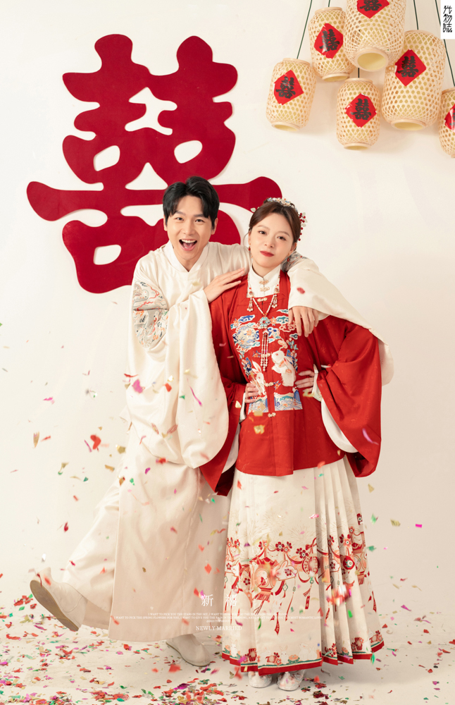 满满狗粮~李先生王女士极简棚拍婚纱照、极简棚拍、刘康、六边形战士，不止是沟通，拍摄想法，创造思维样样拿捏。、婚纱照