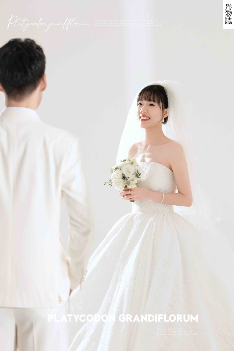 新鲜出炉:)邹锐意先生杨檬女士极简棚拍婚纱照、极简棚拍、韩松、行走的放大镜，现场细节，姿态指导的掌控者、婚纱照