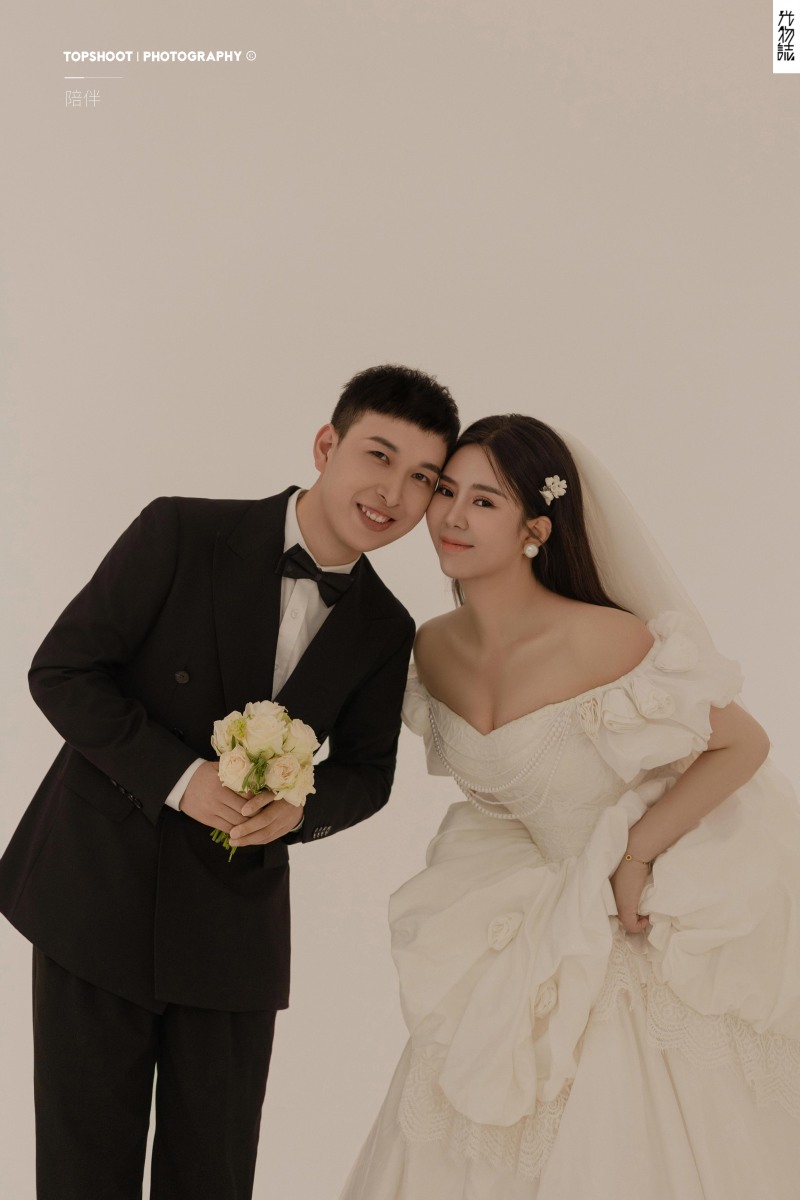 超级甜腻！任旭轩先生薛娅洁女士极简棚拍婚纱照、极简棚拍、木子、唠嗑型选手，构图多变、情绪拿捏，特写YYDS、婚纱照