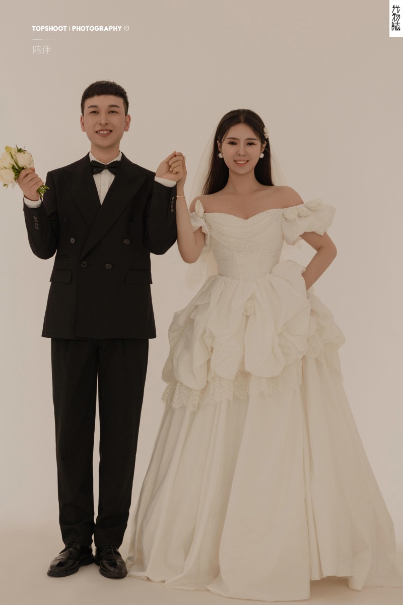 超级甜腻！任旭轩先生薛娅洁女士极简棚拍婚纱照、极简棚拍、木子、唠嗑型选手，构图多变、情绪拿捏，特写YYDS、婚纱照