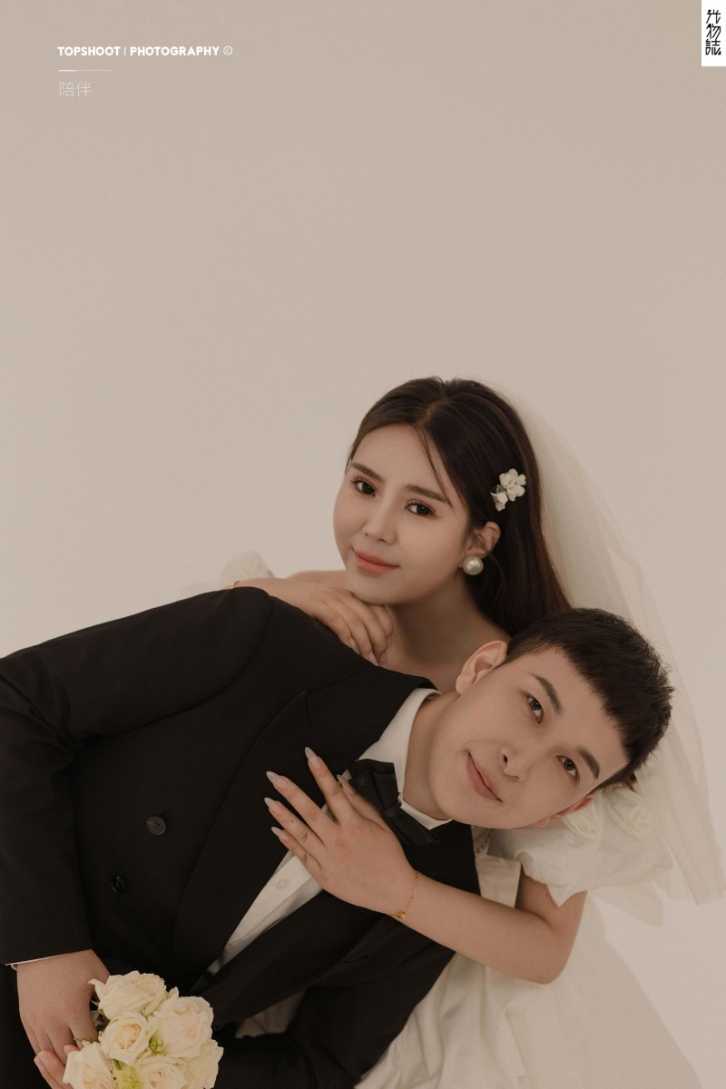 超级甜腻！任旭轩先生薛娅洁女士极简棚拍婚纱照、极简棚拍、木子、唠嗑型选手，构图多变、情绪拿捏，特写YYDS、婚纱照