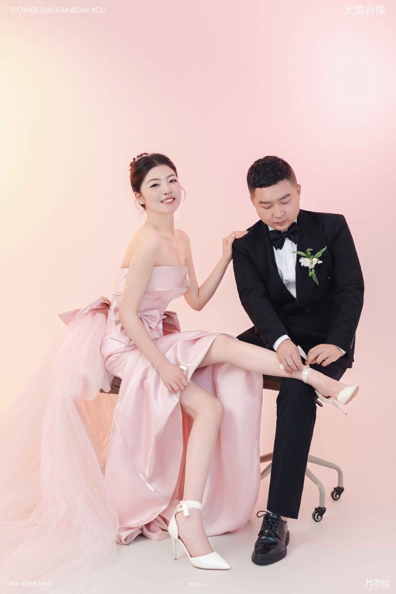 美到心里~张先生朱女士极简棚拍婚纱照、极简棚拍、毛磊、谁说拍照不能freestyle，创作灵感像吃了炫迈停不下来、婚纱照