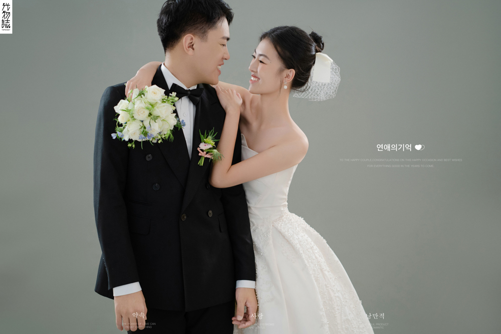 超级甜腻！蔡浩田先生史嘉宁女士极简棚拍婚纱照、极简棚拍、白玛、怀疑是不是修导演系，拍照像电影一样的构图和质感、婚纱照
