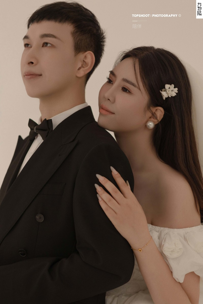 超级甜腻！任旭轩先生薛娅洁女士极简棚拍婚纱照、极简棚拍、木子、唠嗑型选手，构图多变、情绪拿捏，特写YYDS、婚纱照
