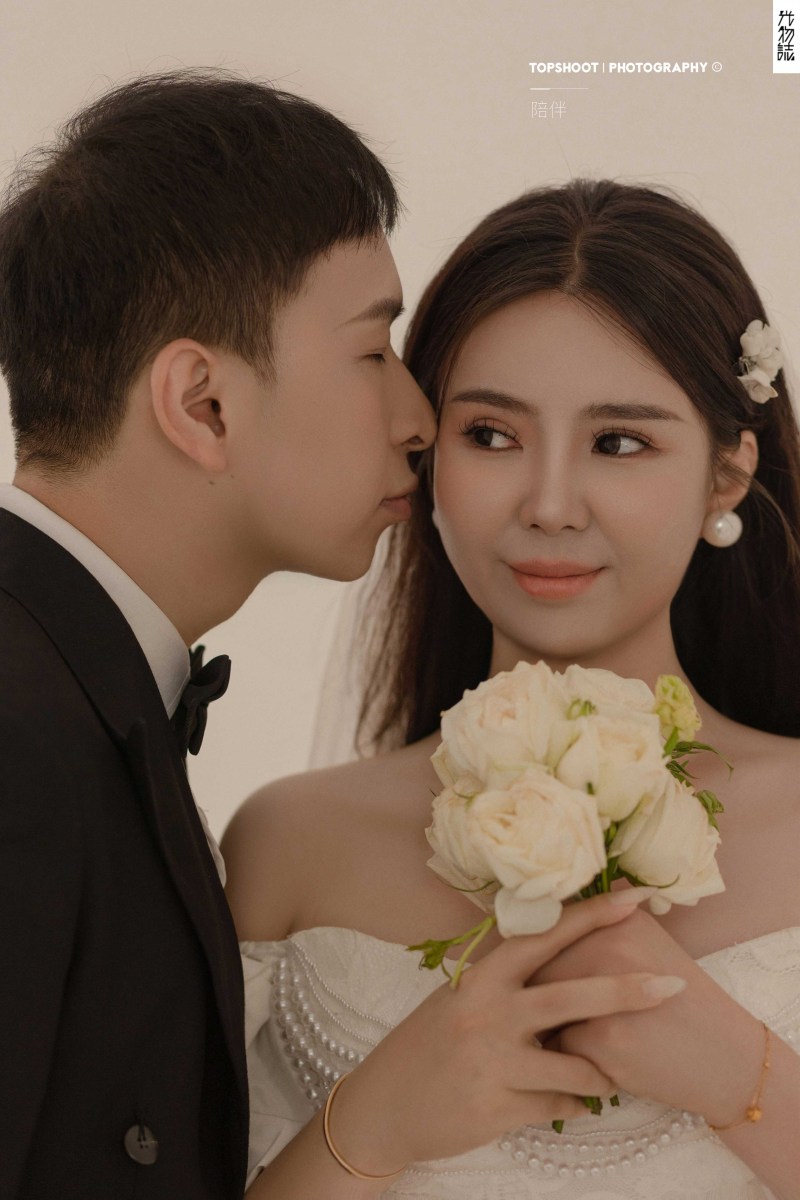超级甜腻！任旭轩先生薛娅洁女士极简棚拍婚纱照、极简棚拍、木子、唠嗑型选手，构图多变、情绪拿捏，特写YYDS、婚纱照