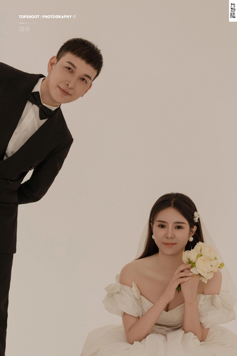 超级甜腻！任旭轩先生薛娅洁女士极简棚拍婚纱照、极简棚拍、木子、唠嗑型选手，构图多变、情绪拿捏，特写YYDS、婚纱照