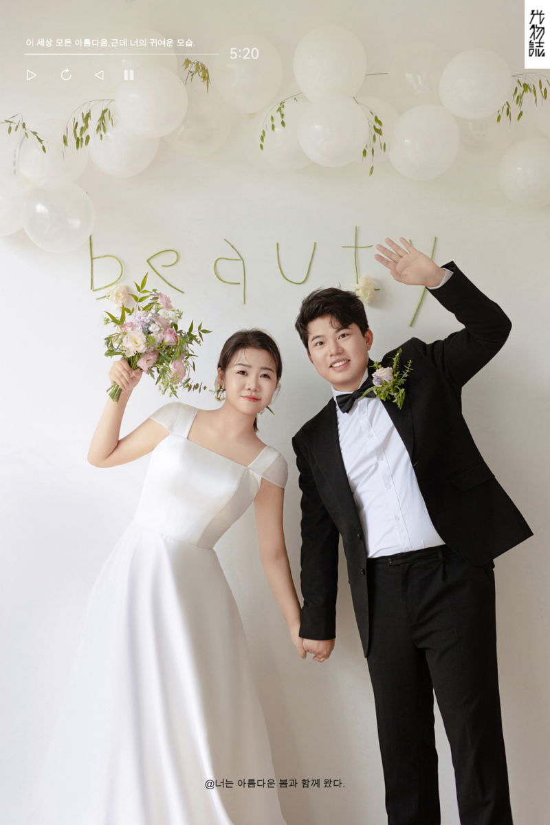 超级甜腻！任先生任女士极简棚拍婚纱照、极简棚拍、艾辰、偷偷练过读心术，精准预判每一个想法，细腻到心里、婚纱照
