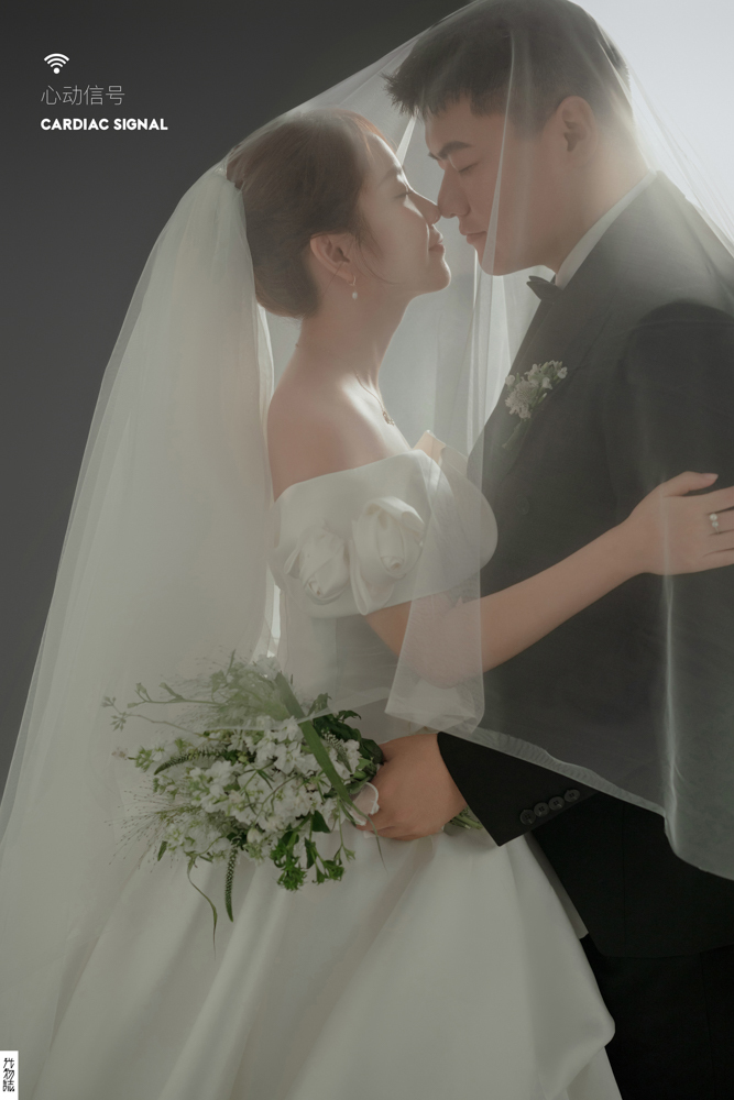 满满狗粮~刘先生周女士极简棚拍婚纱照、极简棚拍、刘康、六边形战士，不止是沟通，拍摄想法，创造思维样样拿捏。、婚纱照