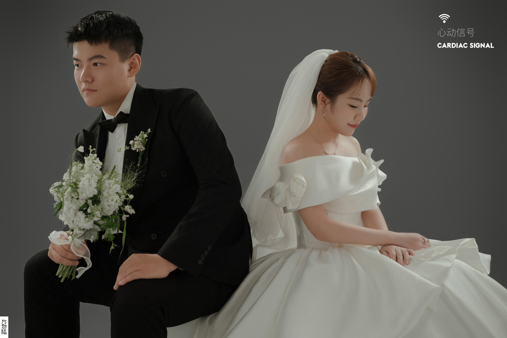 满满狗粮~刘先生周女士极简棚拍婚纱照、极简棚拍、刘康、六边形战士，不止是沟通，拍摄想法，创造思维样样拿捏。、婚纱照