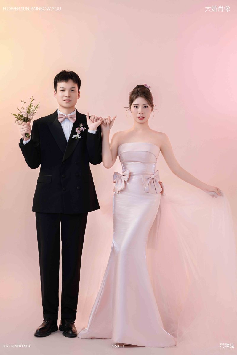 幸福感爆棚叶友勇先生朱翩翩女士极简棚拍婚纱照、极简棚拍、韩松、行走的放大镜，现场细节，姿态指导的掌控者、婚纱照