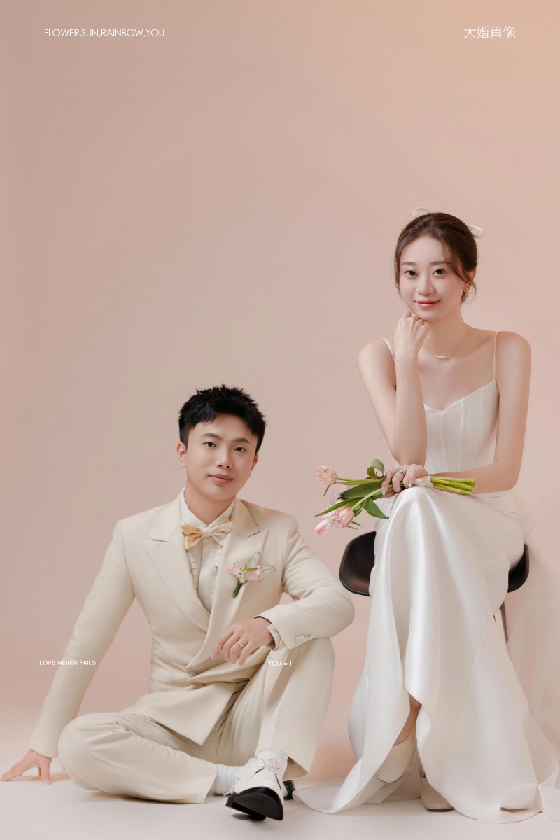 韩典奇先生李梓涵女士极简棚拍婚纱照、极简棚拍、木子、唠嗑型选手，构图多变、情绪拿捏，特写YYDS、婚纱照