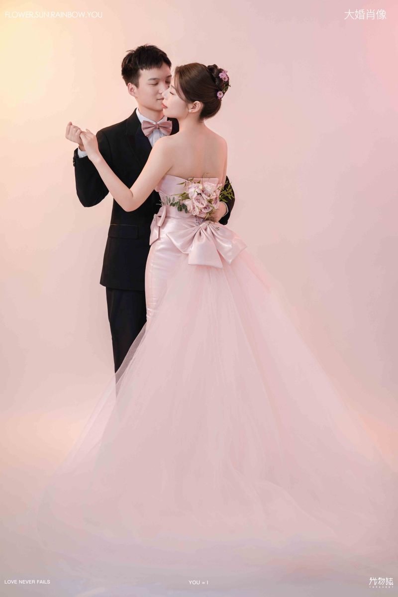 幸福感爆棚叶友勇先生朱翩翩女士极简棚拍婚纱照、极简棚拍、韩松、行走的放大镜，现场细节，姿态指导的掌控者、婚纱照