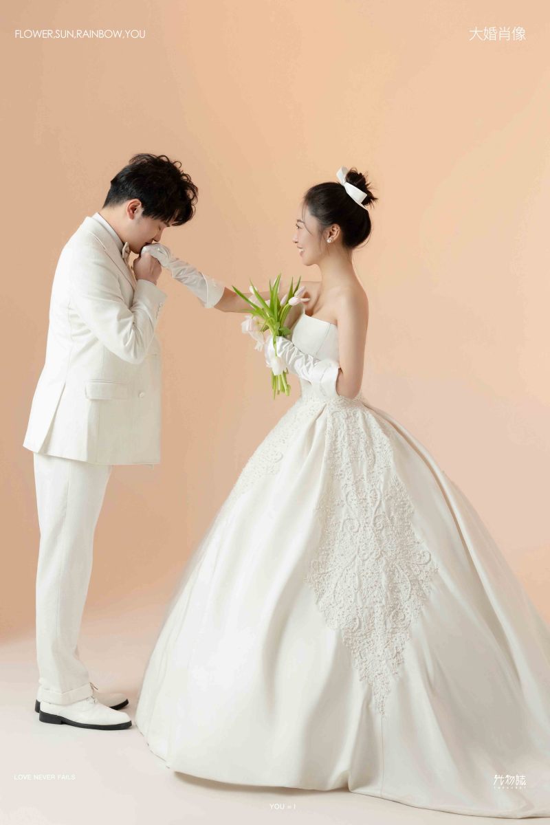 新鲜出炉:)乐昌新先生刘晓雯女士极简棚拍婚纱照、极简棚拍、韩松、行走的放大镜，现场细节，姿态指导的掌控者、婚纱照