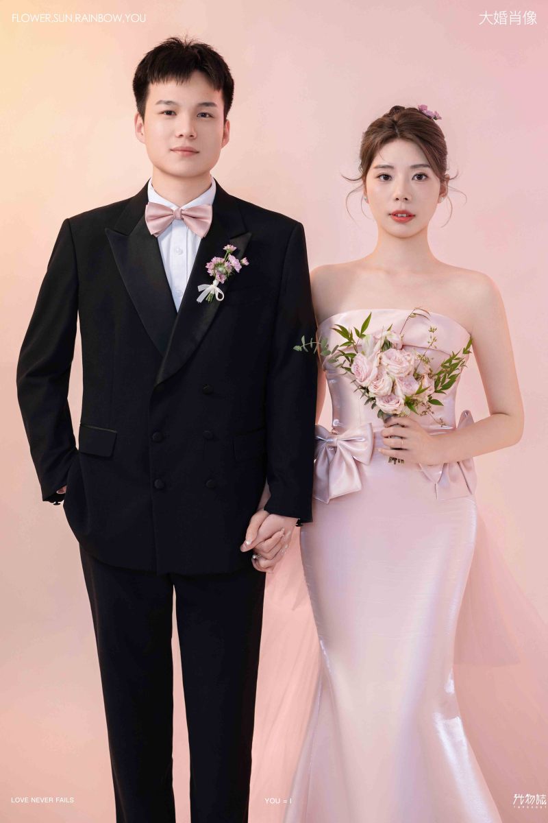 幸福感爆棚叶友勇先生朱翩翩女士极简棚拍婚纱照、极简棚拍、韩松、行走的放大镜，现场细节，姿态指导的掌控者、婚纱照