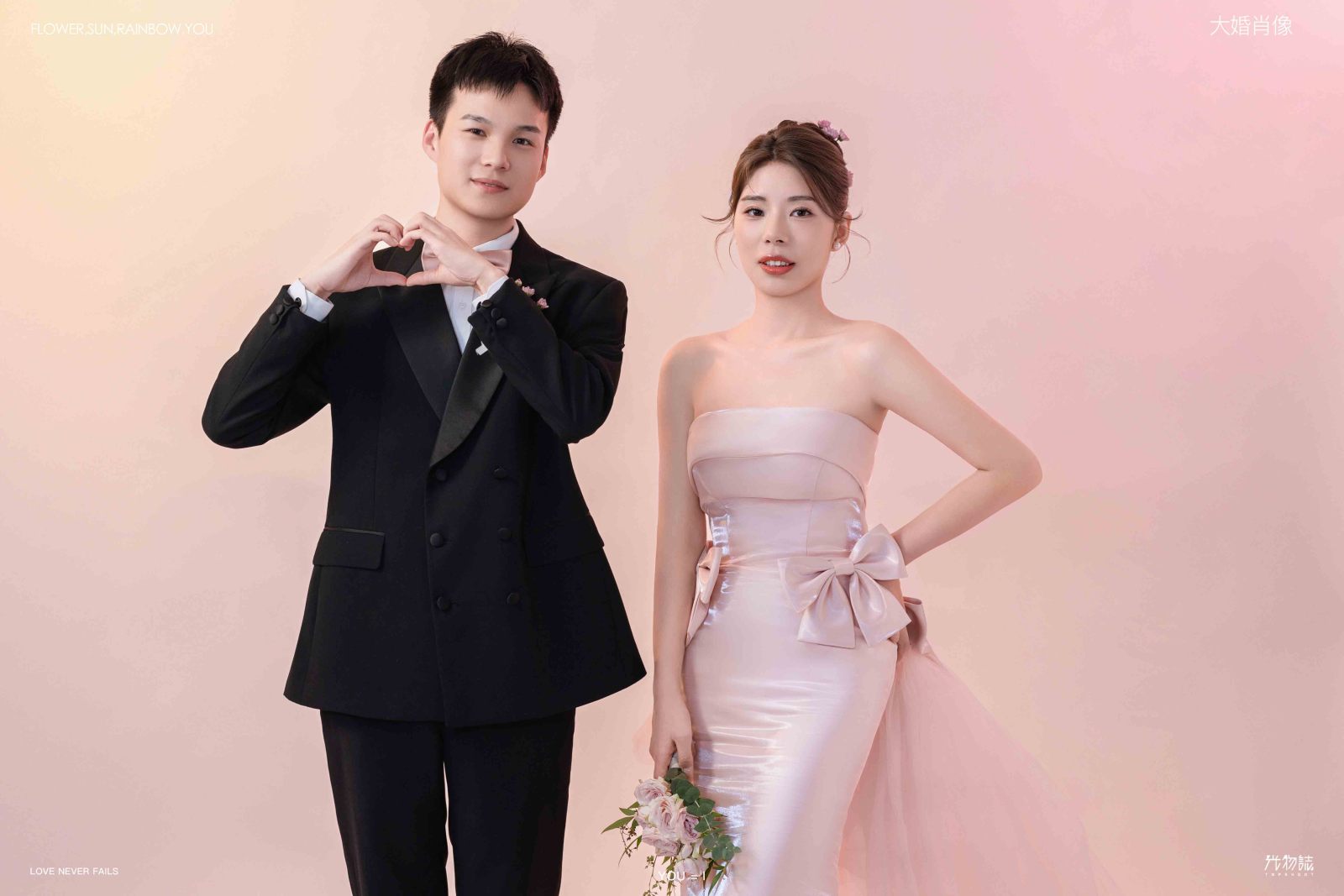 幸福感爆棚叶友勇先生朱翩翩女士极简棚拍婚纱照、极简棚拍、韩松、行走的放大镜，现场细节，姿态指导的掌控者、婚纱照