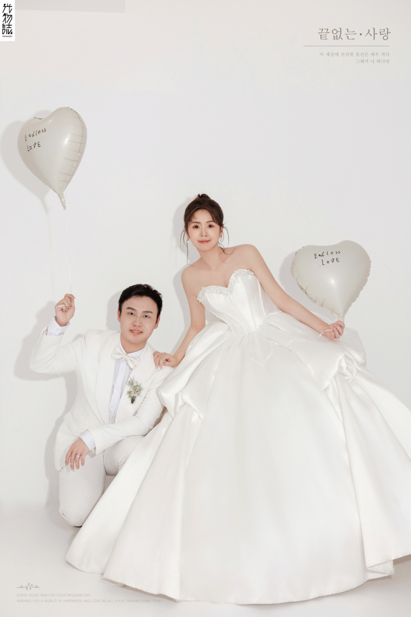 太太太太可了~~！吴烜先生张亚婷女士极简棚拍婚纱照、极简棚拍、徐才皓、好像在听单口相声，开心到直不起腰，幸福感MAX、婚纱照