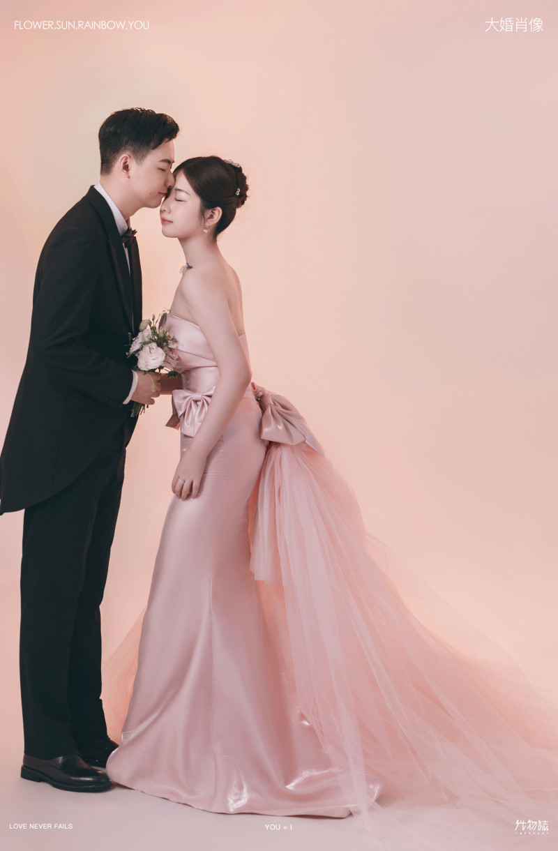 幸福感爆棚李铭清先生张煜婧女士极简棚拍婚纱照、极简棚拍、木子、唠嗑型选手，构图多变、情绪拿捏，特写YYDS、婚纱照