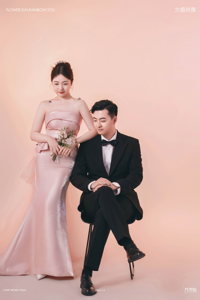 幸福感爆棚李铭清先生张煜婧女士极简棚拍婚纱照、极简棚拍、木子、唠嗑型选手，构图多变、情绪拿捏，特写YYDS、婚纱照