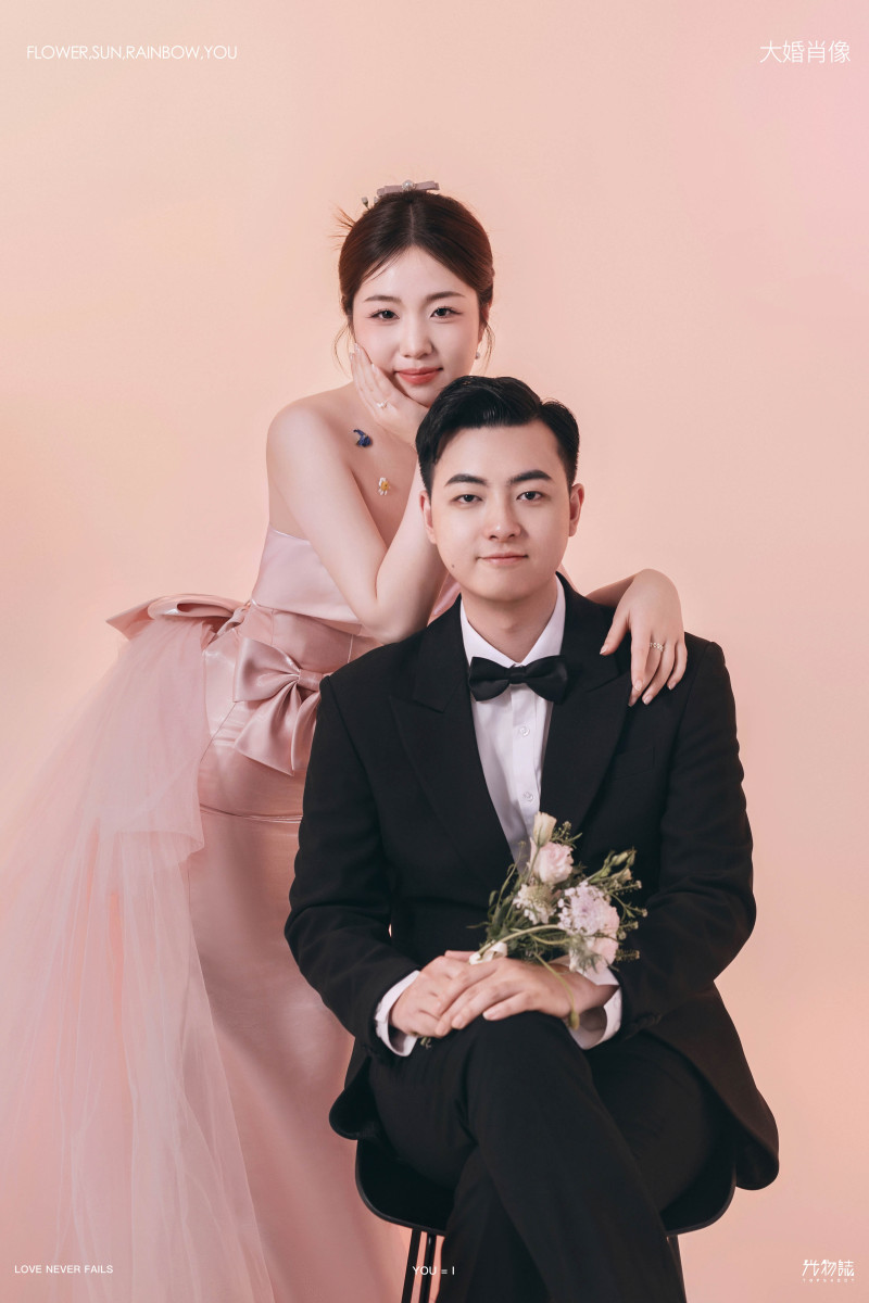 幸福感爆棚李铭清先生张煜婧女士极简棚拍婚纱照、极简棚拍、木子、唠嗑型选手，构图多变、情绪拿捏，特写YYDS、婚纱照