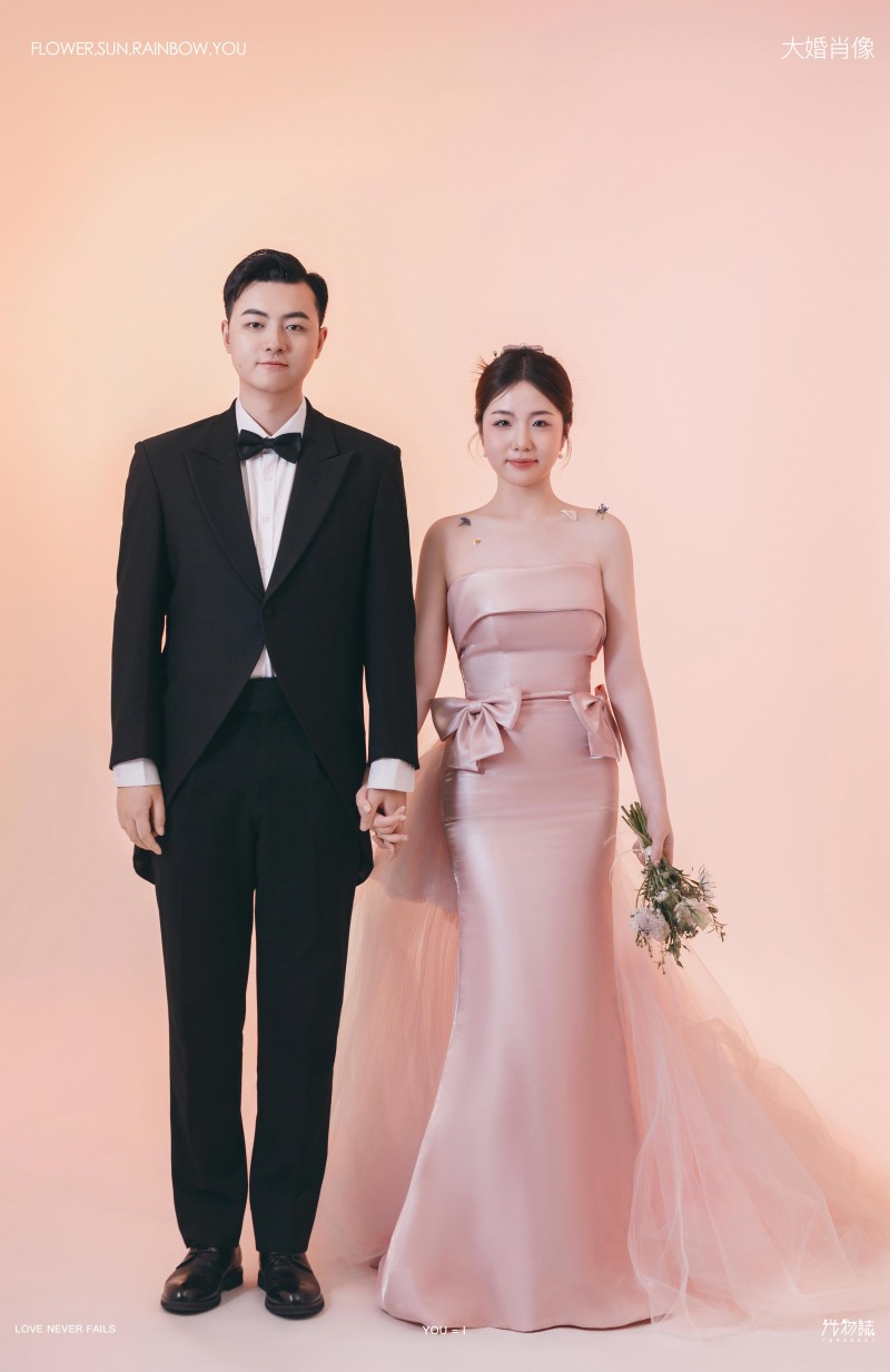 幸福感爆棚李铭清先生张煜婧女士极简棚拍婚纱照、极简棚拍、木子、唠嗑型选手，构图多变、情绪拿捏，特写YYDS、婚纱照