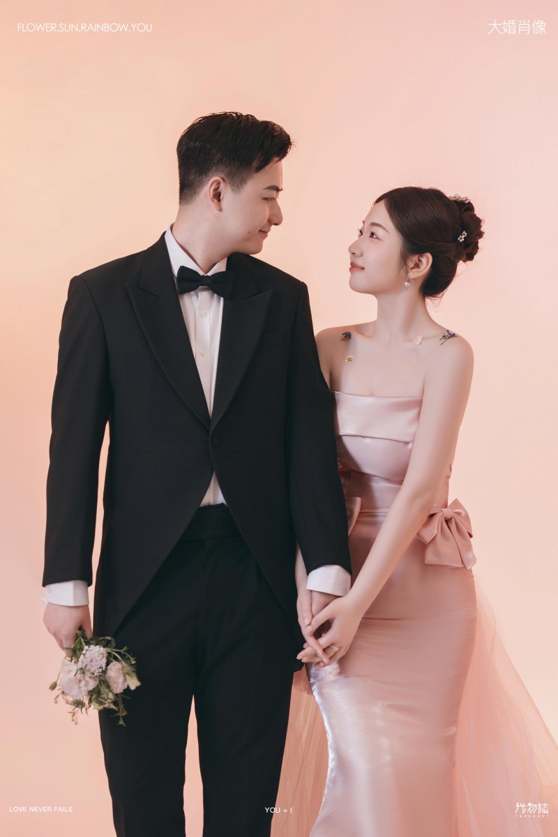 幸福感爆棚李铭清先生张煜婧女士极简棚拍婚纱照、极简棚拍、木子、唠嗑型选手，构图多变、情绪拿捏，特写YYDS、婚纱照