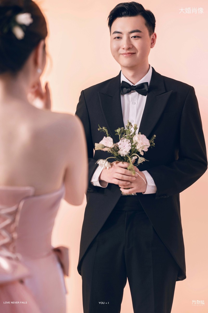幸福感爆棚李铭清先生张煜婧女士极简棚拍婚纱照、极简棚拍、木子、唠嗑型选手，构图多变、情绪拿捏，特写YYDS、婚纱照
