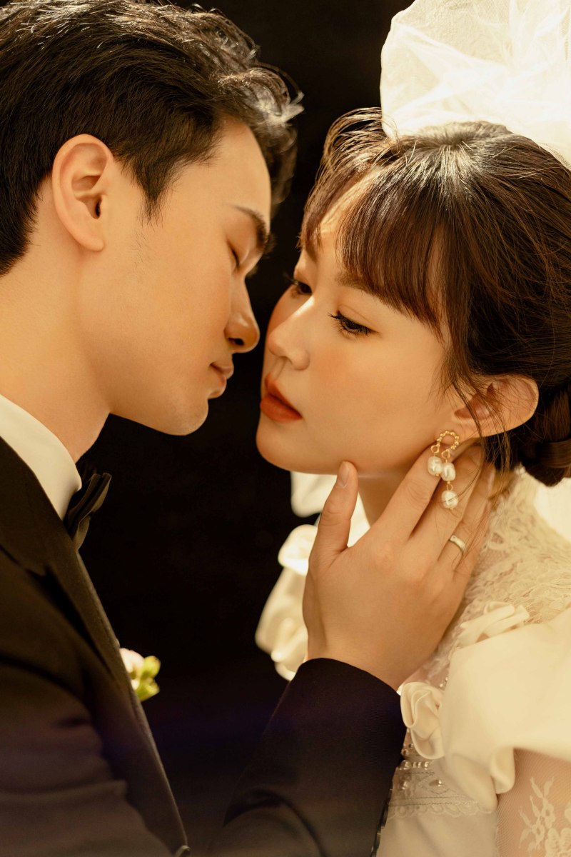 炒鸡甜~周志鹏先生王秋文女士极简棚拍婚纱照、极简棚拍、木子、唠嗑型选手，构图多变、情绪拿捏，特写YYDS、婚纱照