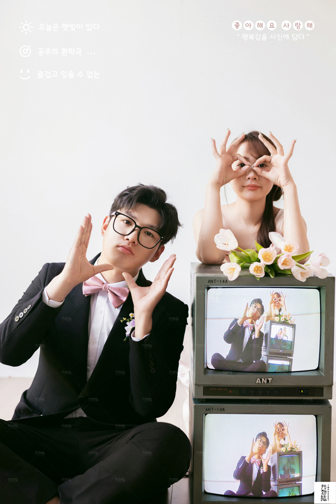 小小小清新:)郭轩麟先生刘佳女士极简棚拍婚纱照、极简棚拍、白玛、怀疑是不是修导演系，拍照像电影一样的构图和质感、婚纱照