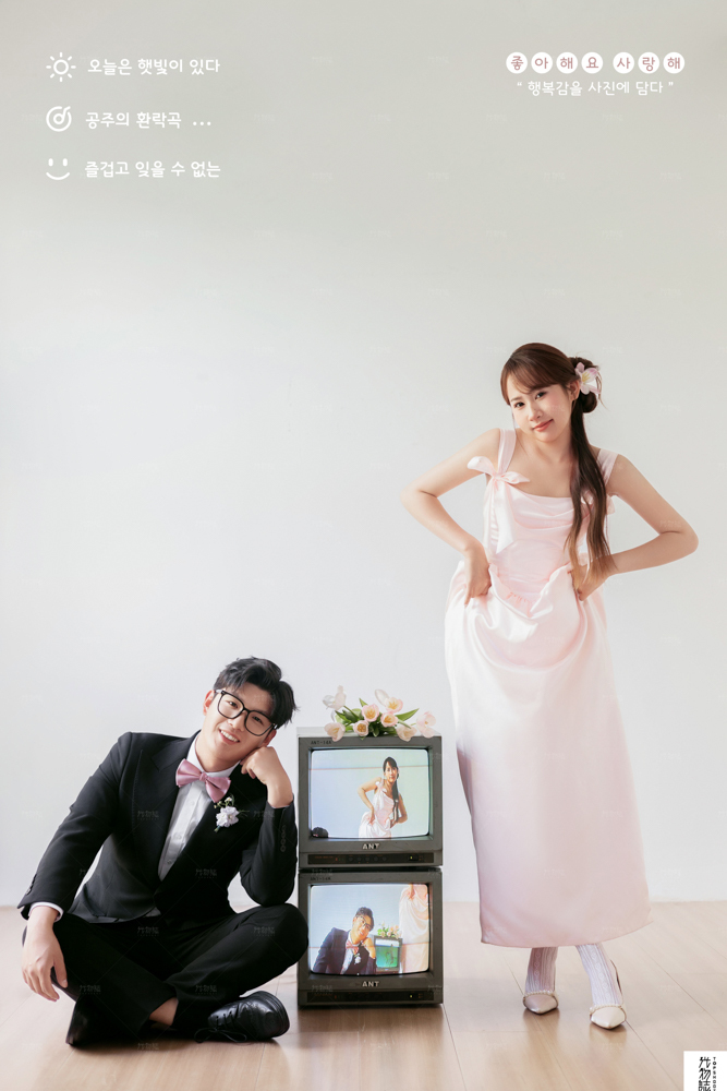 小小小清新:)郭轩麟先生刘佳女士极简棚拍婚纱照、极简棚拍、白玛、怀疑是不是修导演系，拍照像电影一样的构图和质感、婚纱照
