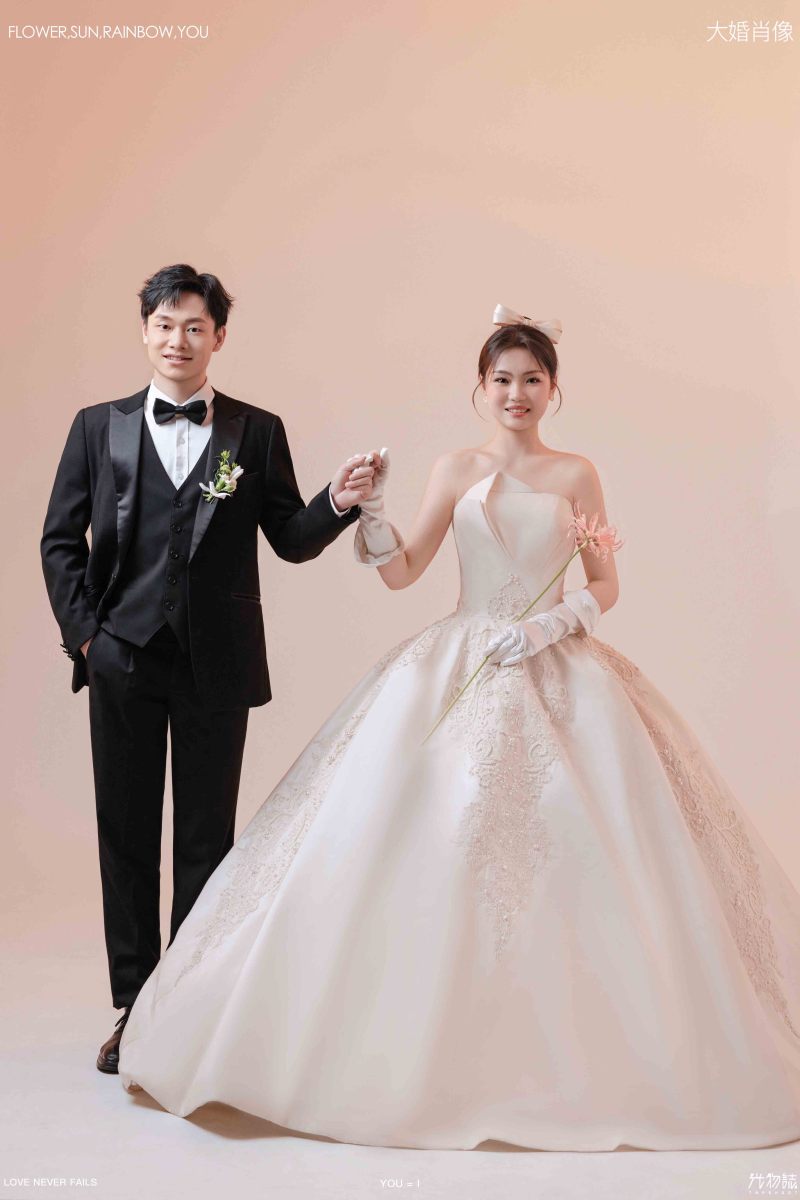 新鲜出炉:)杨帅先生王亚妮女士极简棚拍婚纱照、极简棚拍、韩松、行走的放大镜，现场细节，姿态指导的掌控者、婚纱照