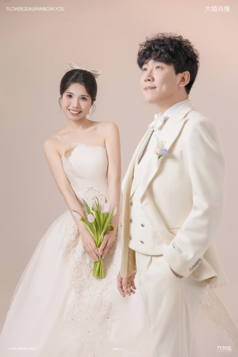 今日婚纱OOTD.冯先生魏女士极简棚拍婚纱照、极简棚拍、艾辰、偷偷练过读心术，精准预判每一个想法，细腻到心里、婚纱照