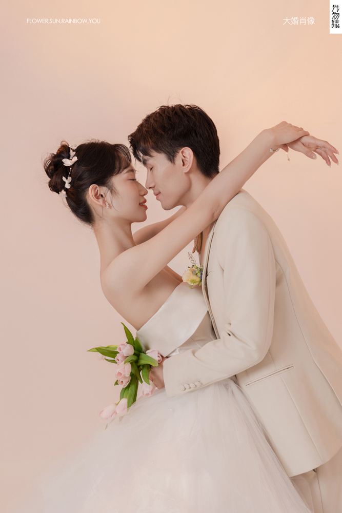 幸福感爆棚冯先生杨女士极简棚拍婚纱照、极简棚拍、刘康、六边形战士，不止是沟通，拍摄想法，创造思维样样拿捏。、婚纱照