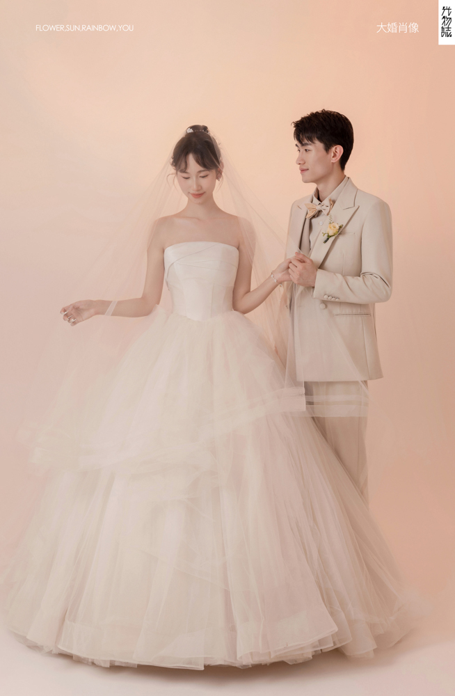 幸福感爆棚冯先生杨女士极简棚拍婚纱照、极简棚拍、刘康、六边形战士，不止是沟通，拍摄想法，创造思维样样拿捏。、婚纱照