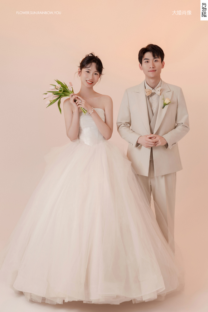 幸福感爆棚冯先生杨女士极简棚拍婚纱照、极简棚拍、刘康、六边形战士，不止是沟通，拍摄想法，创造思维样样拿捏。、婚纱照