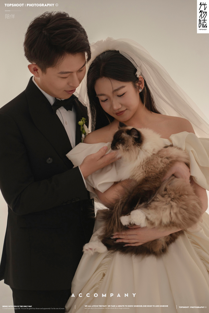 幸福感爆棚杨凯文先生韩妍冬女士极简棚拍婚纱照、极简棚拍、白玛、怀疑是不是修导演系，拍照像电影一样的构图和质感、婚纱照