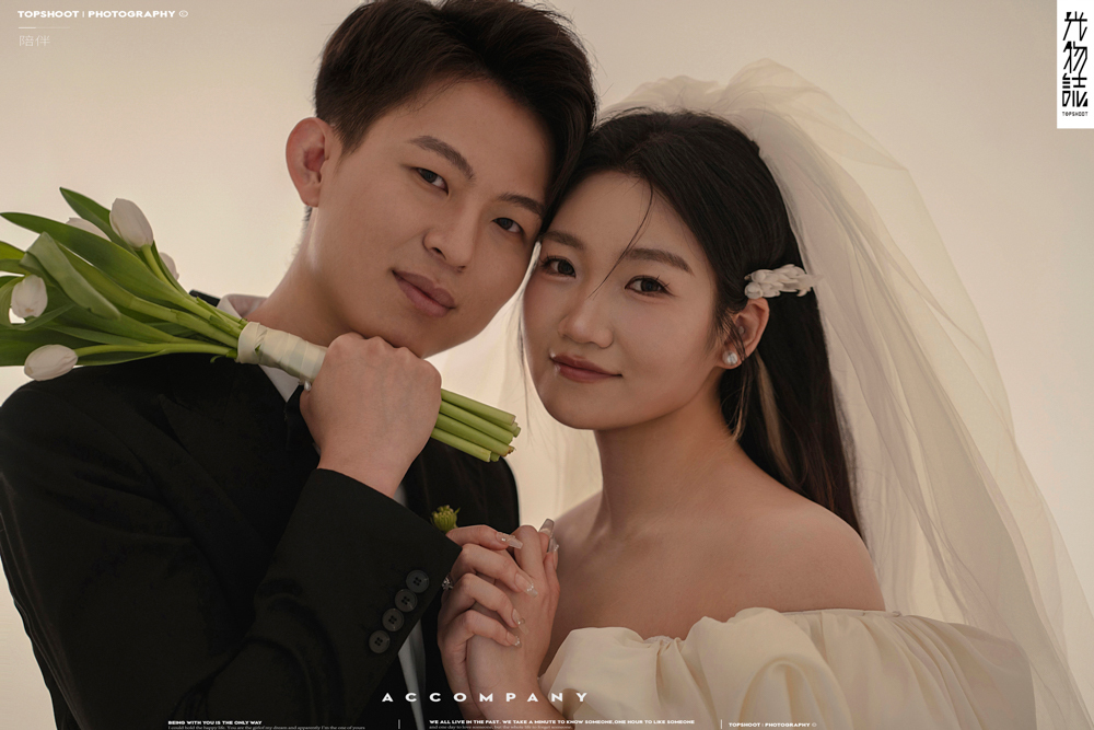 幸福感爆棚杨凯文先生韩妍冬女士极简棚拍婚纱照、极简棚拍、白玛、怀疑是不是修导演系，拍照像电影一样的构图和质感、婚纱照