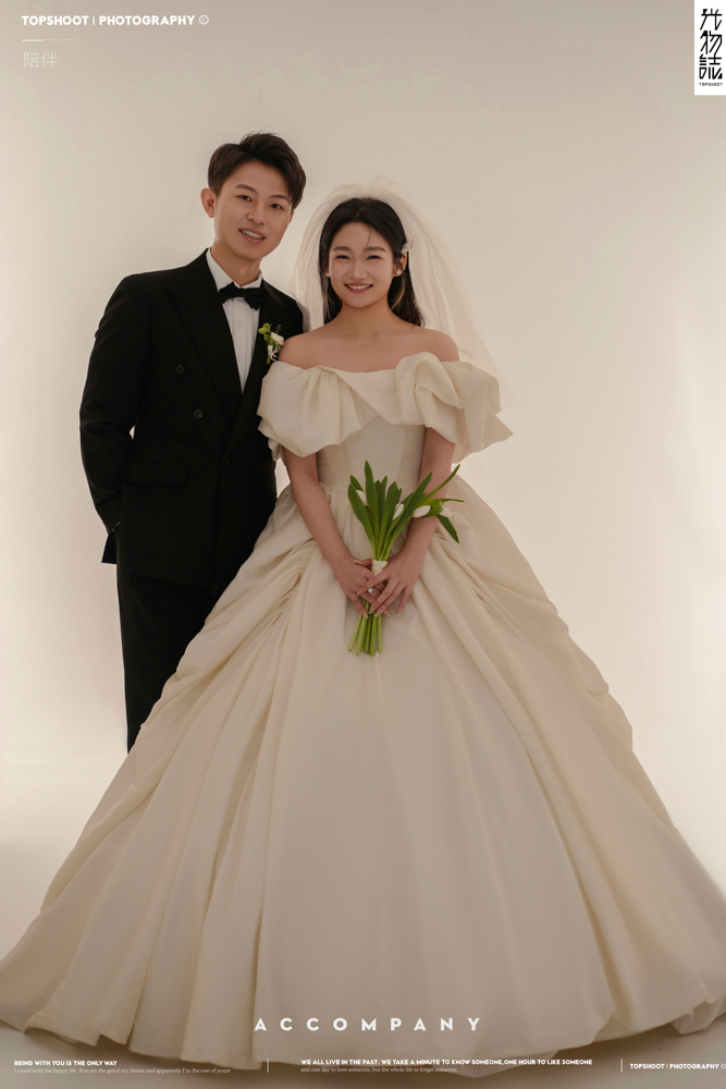 幸福感爆棚杨凯文先生韩妍冬女士极简棚拍婚纱照、极简棚拍、白玛、怀疑是不是修导演系，拍照像电影一样的构图和质感、婚纱照