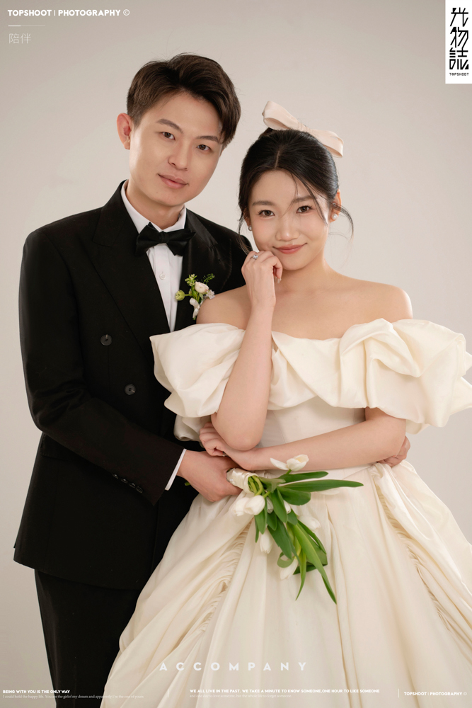 幸福感爆棚杨凯文先生韩妍冬女士极简棚拍婚纱照、极简棚拍、白玛、怀疑是不是修导演系，拍照像电影一样的构图和质感、婚纱照