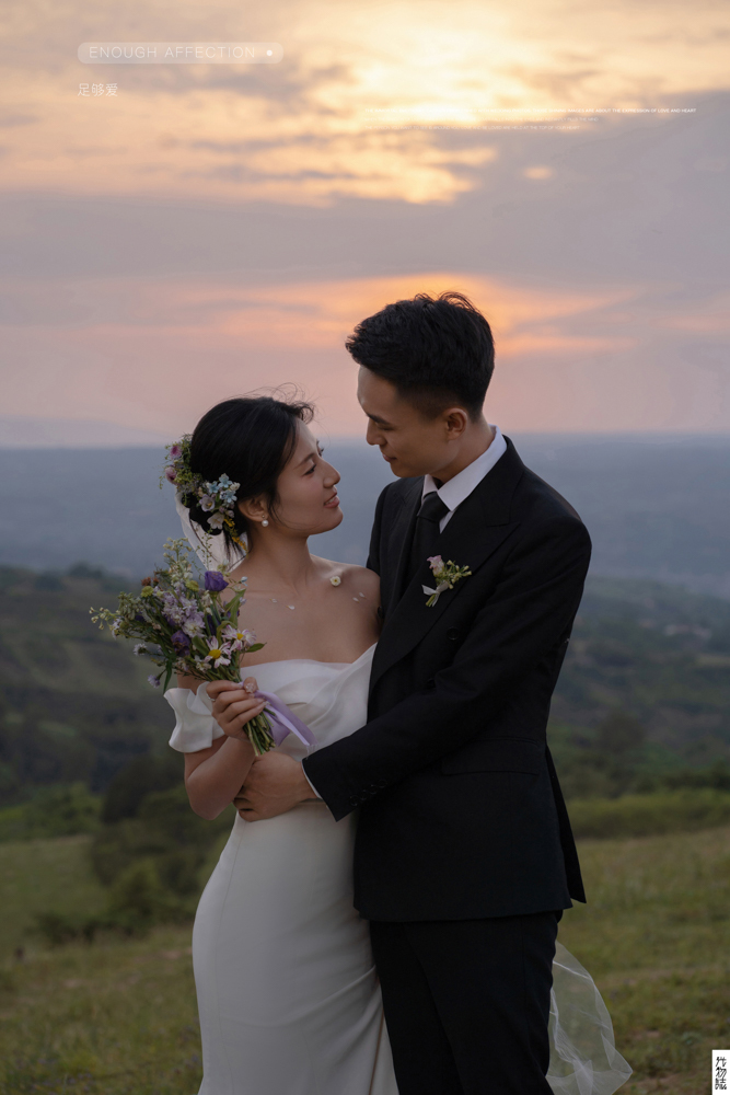 极致情绪！岳岩先生惠睿女士氛围森系婚纱照、氛围森系  氛围森系、白玛、怀疑是不是修导演系，拍照像电影一样的构图和质感、婚纱照