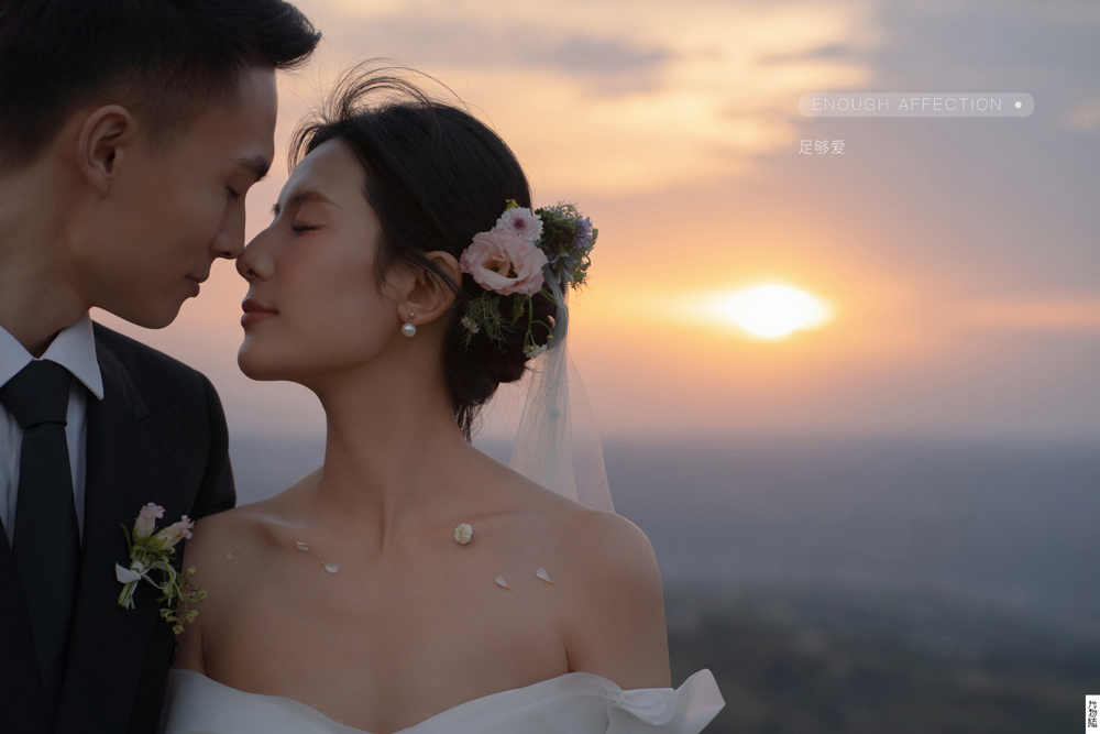 极致情绪！岳岩先生惠睿女士氛围森系婚纱照、氛围森系  氛围森系、白玛、怀疑是不是修导演系，拍照像电影一样的构图和质感、婚纱照