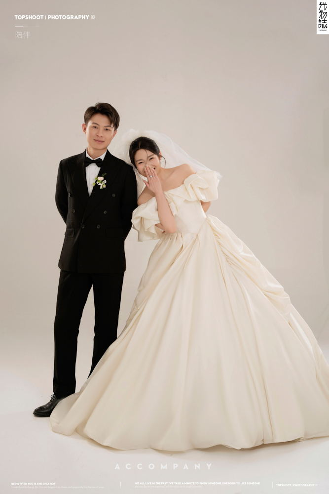 幸福感爆棚杨凯文先生韩妍冬女士极简棚拍婚纱照、极简棚拍、白玛、怀疑是不是修导演系，拍照像电影一样的构图和质感、婚纱照