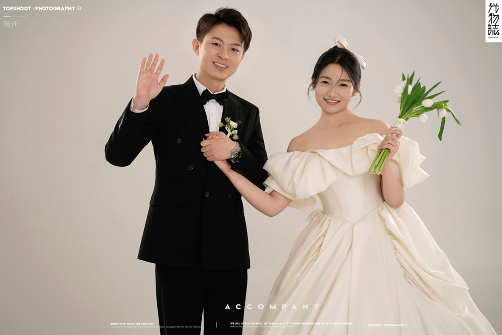 幸福感爆棚杨凯文先生韩妍冬女士极简棚拍婚纱照、极简棚拍、白玛、怀疑是不是修导演系，拍照像电影一样的构图和质感、婚纱照
