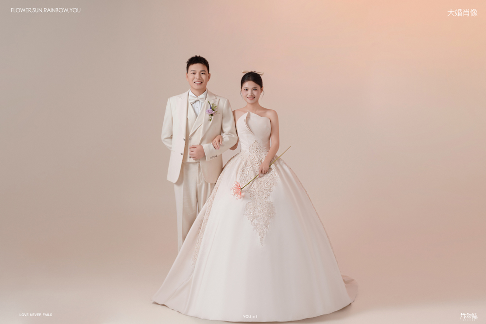 爱了~爱了~杜先生闫女士极简棚拍婚纱照、极简棚拍、刘康、六边形战士，不止是沟通，拍摄想法，创造思维样样拿捏。、婚纱照