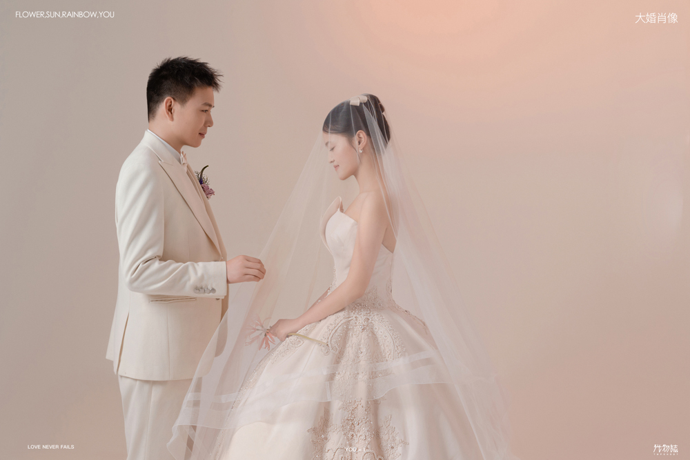 爱了~爱了~杜先生闫女士极简棚拍婚纱照、极简棚拍、刘康、六边形战士，不止是沟通，拍摄想法，创造思维样样拿捏。、婚纱照