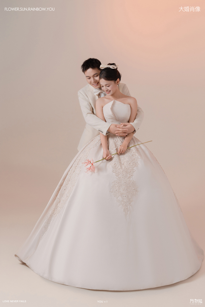 爱了~爱了~杜先生闫女士极简棚拍婚纱照、极简棚拍、刘康、六边形战士，不止是沟通，拍摄想法，创造思维样样拿捏。、婚纱照
