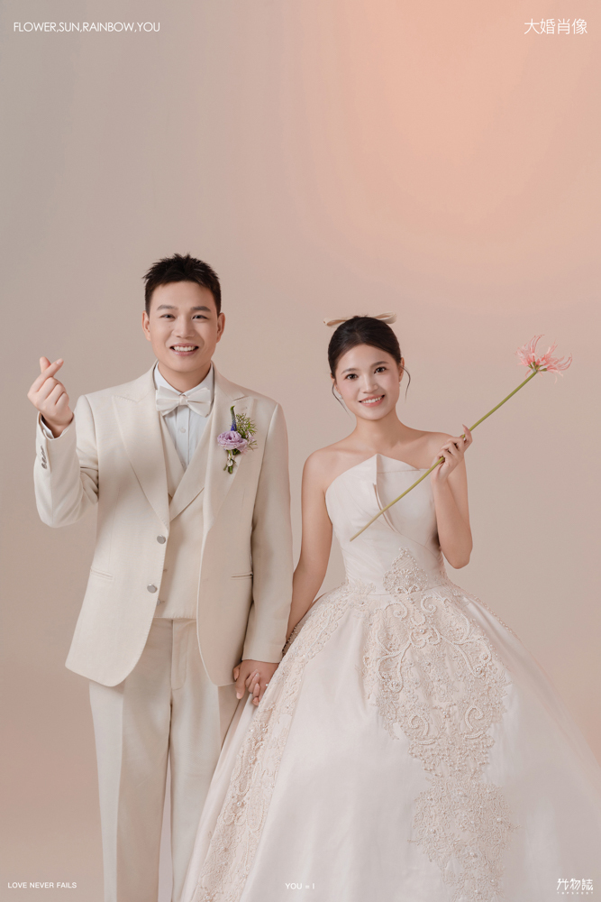 爱了~爱了~杜先生闫女士极简棚拍婚纱照、极简棚拍、刘康、六边形战士，不止是沟通，拍摄想法，创造思维样样拿捏。、婚纱照