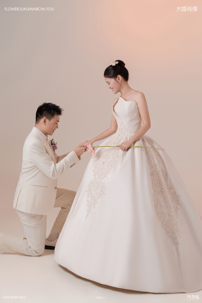 爱了~爱了~杜先生闫女士极简棚拍婚纱照、极简棚拍、刘康、六边形战士，不止是沟通，拍摄想法，创造思维样样拿捏。、婚纱照