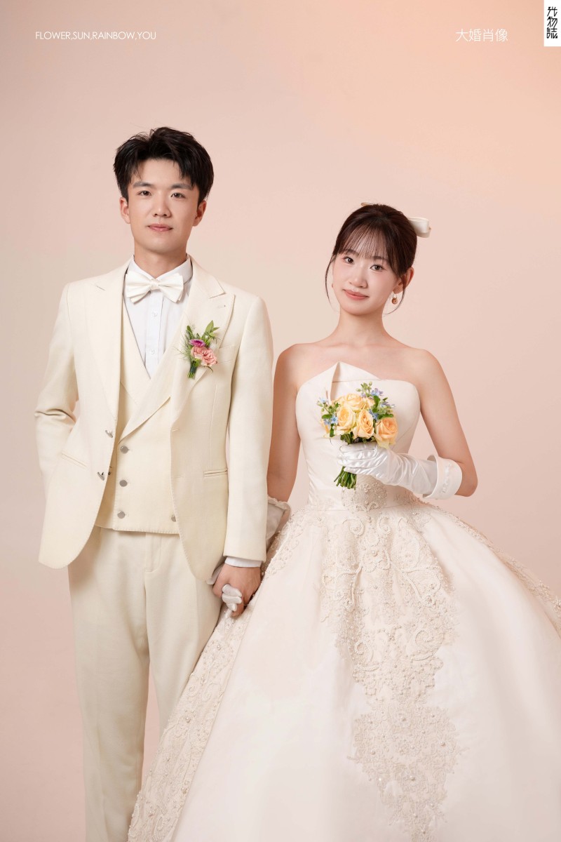 撒狗粮啦~张鲁晋先生许朦元女士极简棚拍婚纱照、极简棚拍、木子、唠嗑型选手，构图多变、情绪拿捏，特写YYDS、婚纱照