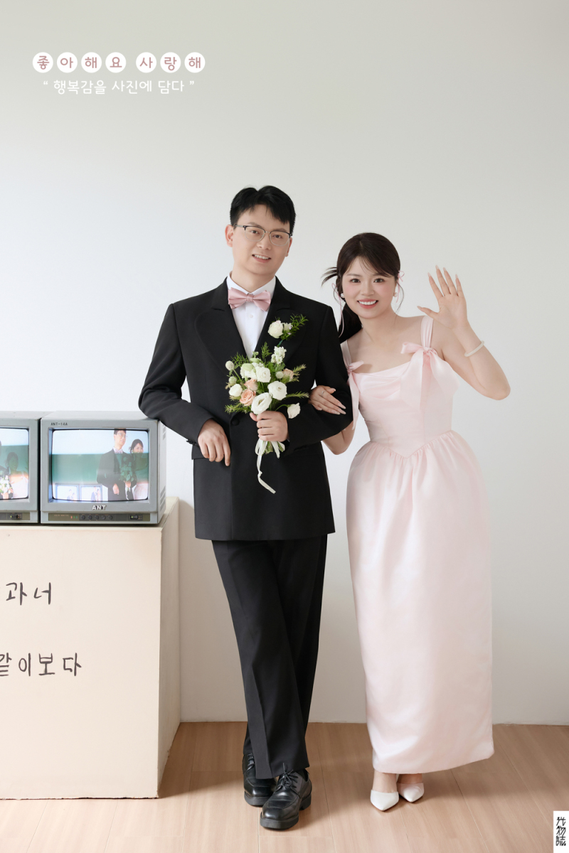 可甜可爱da陈先生郑女士极简棚拍婚纱照、极简棚拍、艾辰、偷偷练过读心术，精准预判每一个想法，细腻到心里、婚纱照